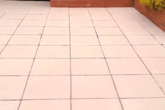 Terrasse carrelée après nettoyage complet