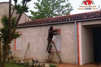 Applicateur Sur Une échelle Traitant Une Façade De Maison