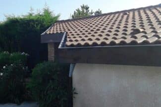 Toiture et planche de rive vues depuis le jardin