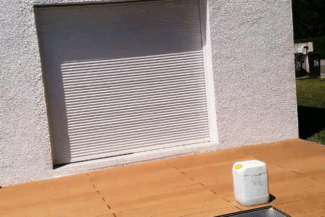Mur enduit ton terre cuite avec volet roulant blanc après rénovation