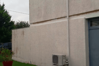 Mur de façade beige avec porte d'entrée