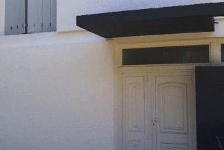 Auvent et porte d'entrée après rénovation de la façade