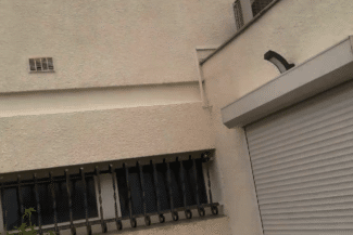 Façade rénovée avec volets roulants et numéro de rue
