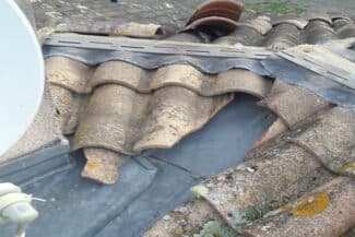 Solin métallique glissé sous les tuiles au pied des panneaux