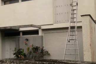 Échelle dressée contre la façade pendant les travaux