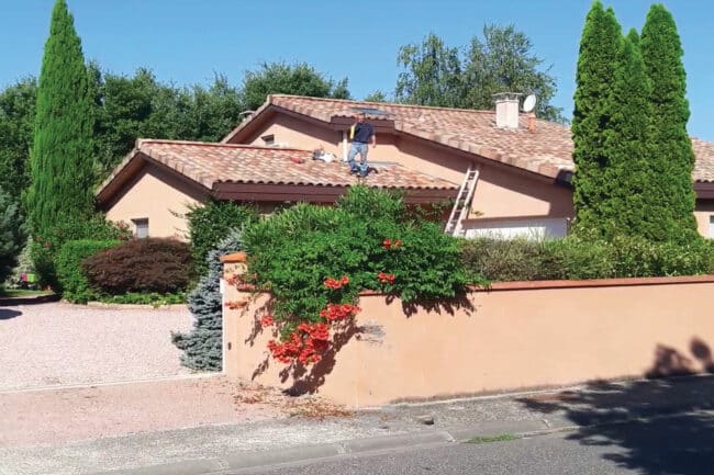 renovation-toiture-couvreur-NAVERI-Plaisance-du-touch Maison et toiture vues depuis le jardin après rénovation