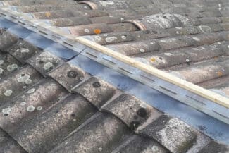 Étanchéité refaite autour de panneaux solaires sur des tuiles