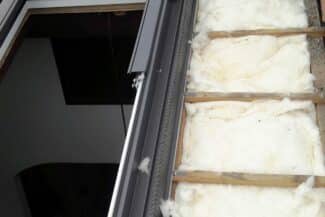 Fenêtre de toit posée vue depuis les combles isolés