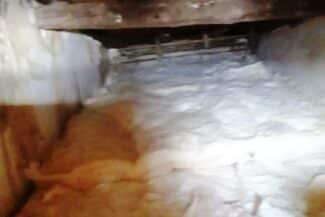 Laine isolante soufflée recouvrant le plancher des combles