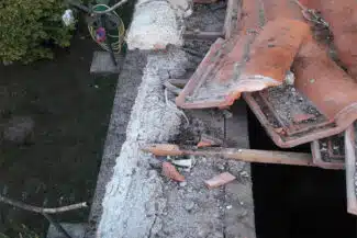 Tuiles et gravats déposés lors de la réfection d'un bord de toit