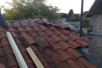 Toiture en cours de rénovation avec matériel sur le rampant