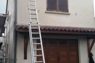 Échelle dressée contre une façade pendant le traitement