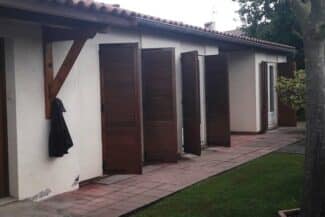 Façade et volets bois d'une maison après traitement