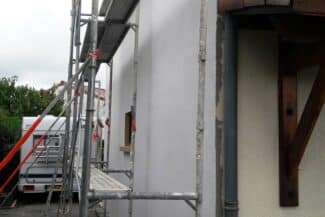 Échafaudage et matériel installés le long d'une façade