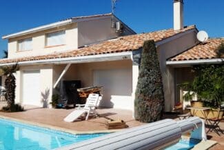 Maison et façade ravalées vues depuis l'allée à Fonsorbes