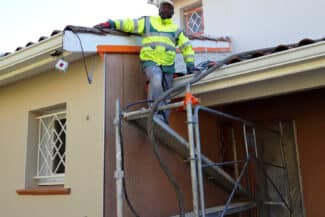 Échafaudage devant la façade d'une maison en ravalement à Fonsorbes