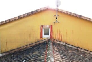 Mur jaune marqué de coulures avant nettoyage à Cugnaux