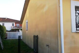 Façade jaune pâle entretenue le long d'une rue à Cugnaux