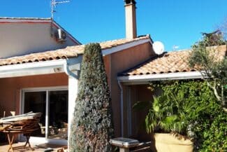 Maison rénovée entourée de végétation à Fonsorbes