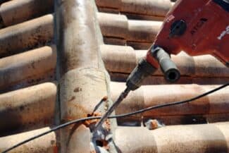 Application du mortier de faîtage à la pompe lors d'une réparation