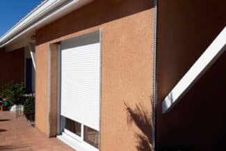 Façade et volet roulant après application de l'enduit
