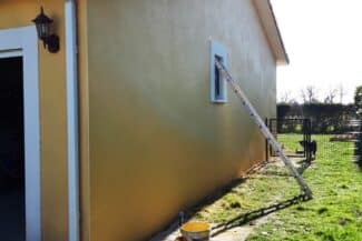 Mur de façade ocre après application de l'enduit