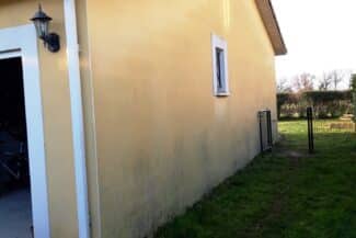 Mur de maison entretenu au bord du jardin à Cugnaux