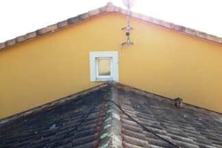 Pignon jaune avec fenêtre après ravalement