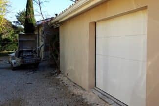 Mur clair et abri de voiture pendant les travaux de façade