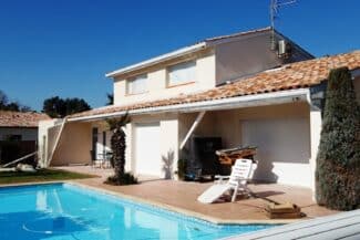 Maison avec piscine et façade ravalée