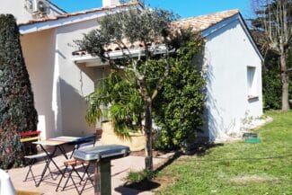 Maison blanche et jardin avant ravalement à Fonsorbes