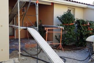 Échafaudage installé le long d'une façade à traiter à Fonsorbes