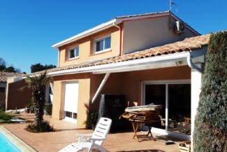 Maison à étage et auvent après rénovation de façade