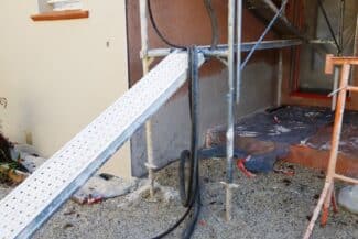 Échafaudage monté devant un mur en travaux à Fonsorbes