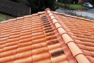 Faîtage neuf entre deux pans de toiture à Blagnac