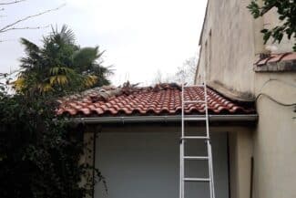 Échelle appuyée contre une toiture à réparer à Blagnac