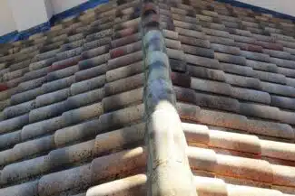 Faîtage à sec en cours de pose sur toiture ancienne
