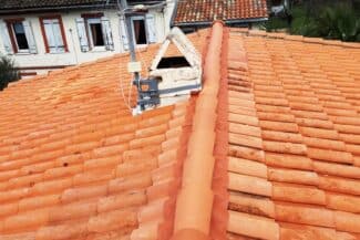 Faîtage en cours de réparation sur une toiture à Blagnac