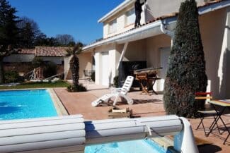 Terrasse et piscine pendant le chantier de façade à Fonsorbes