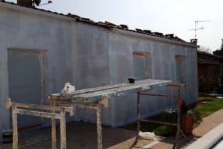 Mur enduit gris avec échafaudage bas pendant le ravalement à Plaisance-du-Touch