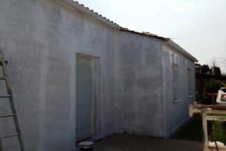 Pose d'un revêtement de façade sur un mur gris