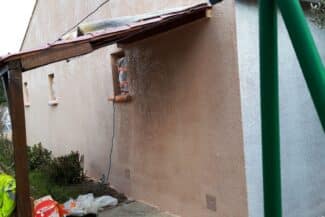 Coulures sur l'enduit avant reprise de la façade à Plaisance-du-Touch