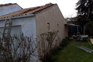 Façade en cours de ravalement avec échelle en place à Plaisance-du-Touch