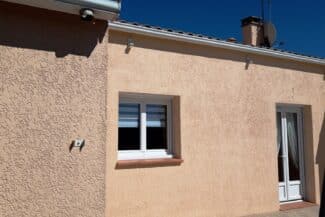 Façade ravalée autour d'une fenêtre à Plaisance-du-Touch