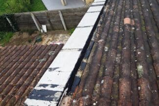 Bande de rive aluminium neuve le long du rampant