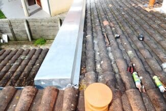 Profilé aluminium de rive posé sur une toiture ancienne