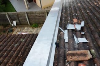 Chéneau zinc neuf posé en bas de pente à Frouzins