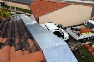 Zinguerie neuve posée au-dessus d'une cour de chantier à Frouzins