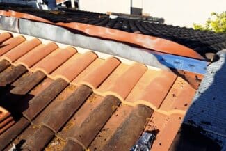 Faîtage refait avec tuiles neuves à Frouzins