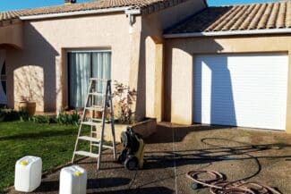 Escabeau et matériel de chantier devant une façade en travaux
